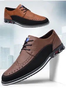 Vista dettagliata delle scarpe brogue da uomo in marrone e nero con suola in gomma