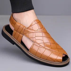Vista detallada de sandalia marrón para hombre con textura de cocodrilo y suela blanda