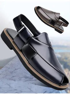 Detailansicht der Peshawari Chappal Ledersandalen für Herren in Marineblau und Braun