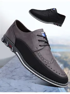 Vista laterale di scarpe casual da uomo grigie e nere con eleganti dettagli brogue
