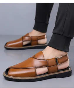 Detailansicht brauner glänzender Herren-Ledersandalen mit Schnallenriemen im britischen Stil.