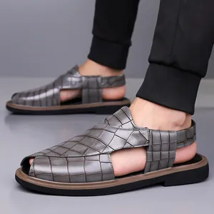 Primer plano de sandalias grises para hombre, textura de cocodrilo y suela antideslizante.