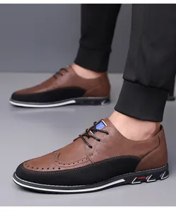 Dettaglio di scarpe casual da uomo marroni e nere indossate da un modello maschio