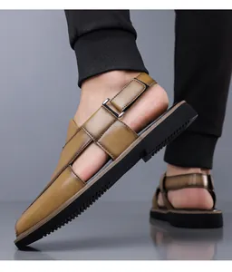Detail-Seitenansicht brauner Herren-Ledersandalen mit dicker Sohle und Belüftungsschlitzen.