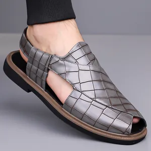 Primer plano de sandalias romanas de verano para hombre con diseño de rejilla y suela blanda.