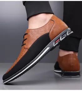 Dettaglio delle scarpe brogue casual da uomo con cuciture a contrasto