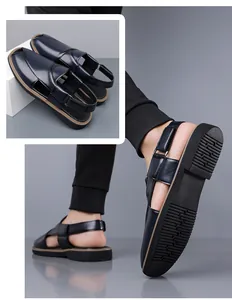 Detailansicht der glänzenden dunkelblauen Ledersandalen für Herren mit Gummisohle