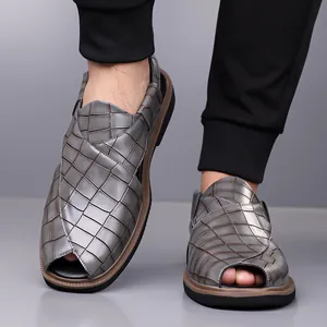 Vista detallada de sandalias romanas para hombre con parte superior gris texturizada y suela blanda.