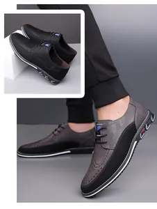 Dettaglio di scarpe casual grigie e nere da uomo con motivo brogue e suola in gomma