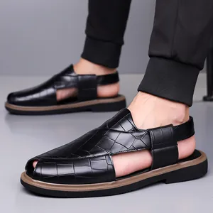 Sandalias de hombre en cuero negro con patrón de cocodrilo y suela suave antideslizante.