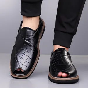 Primer plano de sandalias negras para hombre con patrón de cocodrilo y suela suave