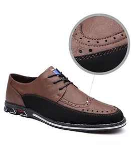 Primo piano dei dettagli brogue sulle scarpe casual da uomo marroni e nere in ecopelle
