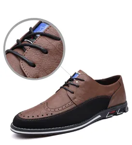 Dettaglio ravvicinato della trama in pelle marrone e dei lacci di scarpe casual da uomo.