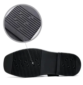Detailaufnahme des rutschfesten Gummisohlenmusters dieser Herren-Sommersandalen.