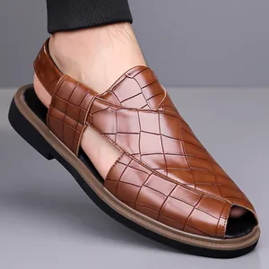Primer plano del cuero con patrón de cocodrilo marrón en sandalias de verano para hombre