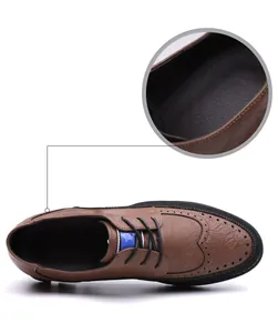 Dettaglio del rivestimento interno nero testurizzato e della pelle marrone delle scarpe brogue