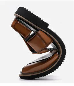 Detailansicht flexibler brauner Ledersandalen mit hoher Biegsamkeit und weicher Sohle