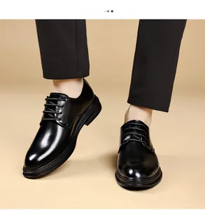 Detailopname van zwarte leren herenwerkschoenen met een zeer gepolijste afwerking