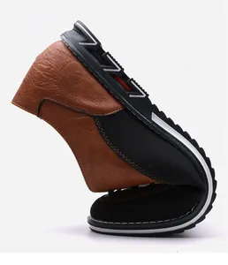 Dettaglio di scarpa casual da uomo flessibile marrone e nera con alta elasticità.