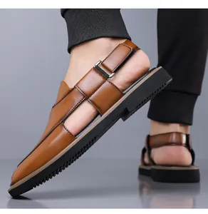 Detailansicht von braunen Herren-Ledersandalen mit atmungsaktivem Ausschnitt-Design