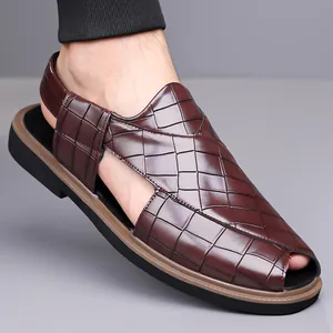 Detalle de sandalias de cuero marrón para hombre con textura de cuadros y suela.