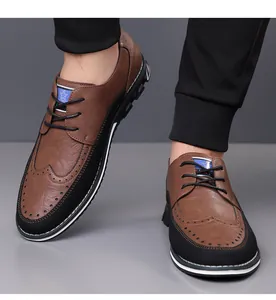 Dettaglio scarpe casual business Brogue da uomo bicolore marrone e nero con lacci.