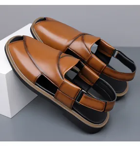 Detailaufnahme brauner Herren-Ledersandalen mit einem atmungsaktiven, hohlen Design.