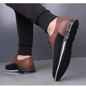 Vista dettagliata delle scarpe casual marroni da uomo con suola in gomma antiscivolo.