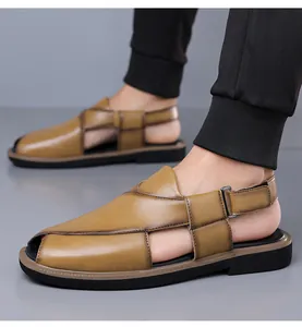 Seitenansicht stilvoller brauner Leder-Sandalen für Herren mit Glanzeffekt