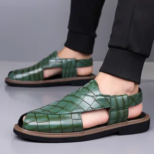 Vista lateral de sandalias de hombre verdes con patrón de piel de cocodrilo y joggers