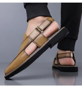 Detailansicht von atmungsaktiven braunen Herren-Ledersandalen mit dicker schwarzer Sohle