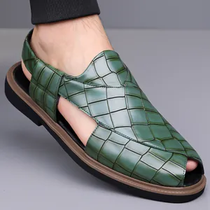 Detalle de sandalias de hombre verdes con textura cocodrilo y suelas gruesas