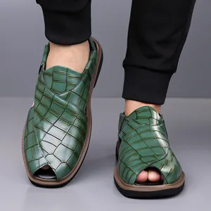 Vista detallada de sandalias verdes para hombre con textura de piel de cocodrilo en relieve