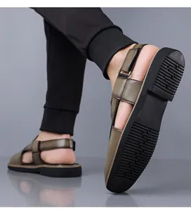Detailansicht von Herren-Ledersandalen in Olivgrün mit rutschfester Gummisohle am Fuß