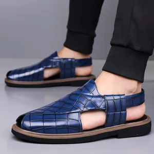 Detalle de las sandalias romanas para hombre en cuero azul con grabado de cocodrilo