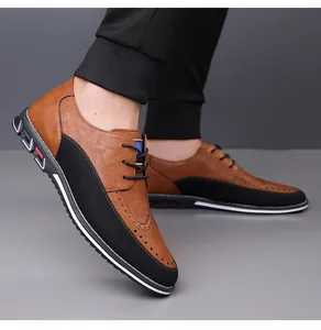 Primo piano di scarpe casual business da uomo bicolore marrone e nero con dettagli brogue