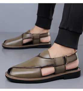 Nahaufnahme von olivgrünen Herren-Ledersandalen im atmungsaktiven britischen Stil