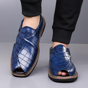 Detalle de cerca de las sandalias casuales para hombre en cuero azul con textura de cocodrilo