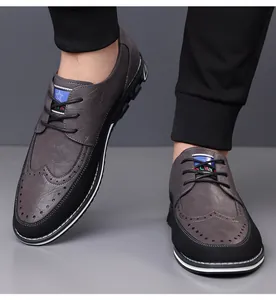 Dettaglio scarpe casual da uomo grigie e nere con elegante motivo brogue a coda di rondine.