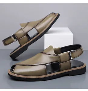 Nahaufnahme glänzende olivgrüne Herrenledersandalen mit Schnallenriemen