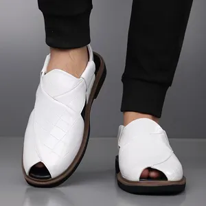 Detalle de sandalias de verano blancas para hombre con textura de cocodrilo y suela blanda
