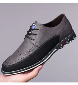 Vista laterale dettagliata di scarpa casual da uomo grigia e nera con motivi brogue