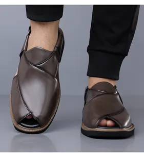 Detailansicht brauner glänzender Herren-Sandalen mit elegantem überkreuztem Design.