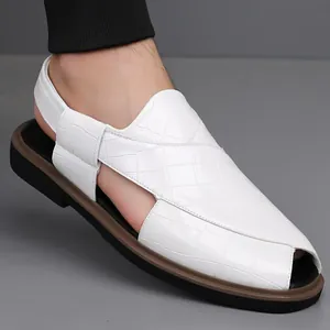 Vista detallada de las sandalias Peshawari blancas para hombre con textura de cocodrilo