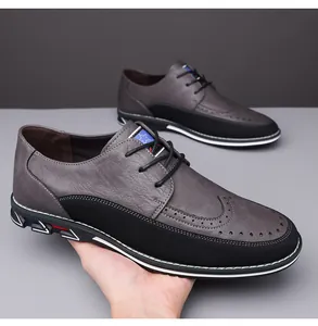 Dettaglio ravvicinato di scarpe casual eleganti grigio e nero con fori brogue