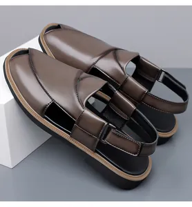 Detail von braunen Peshawari-Sandalen für Herren mit glänzendem Finish und dicker Sohle