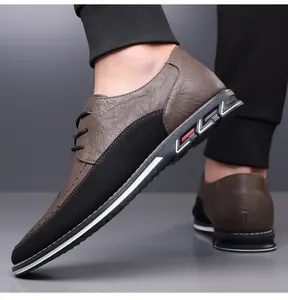 Vista laterale di scarpe casual da uomo in pelle marrone con inserti in pelle scamosciata nera.