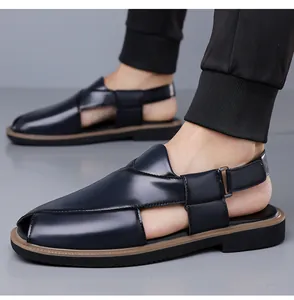 Nahaufnahme glänzender schwarzer Herren-Sandalen mit atmungsaktiven Aussparungen