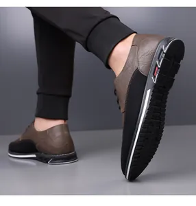 Vista dettagliata di scarpe casual da uomo marroni con suola in gomma antiscivolo.