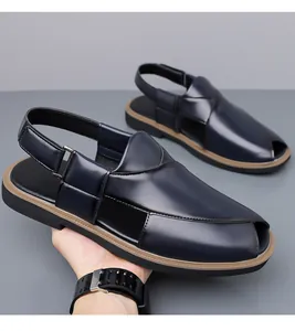 Nahaufnahme des dunkelblauen glänzenden Leder-Finishs der Peshawari-Sandalen für Herren
